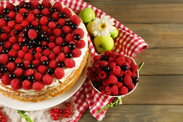 Tasty cake with fresh berries — Stock Photo, Image