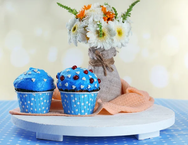 Välsmakande cupcake på bord — Stockfoto