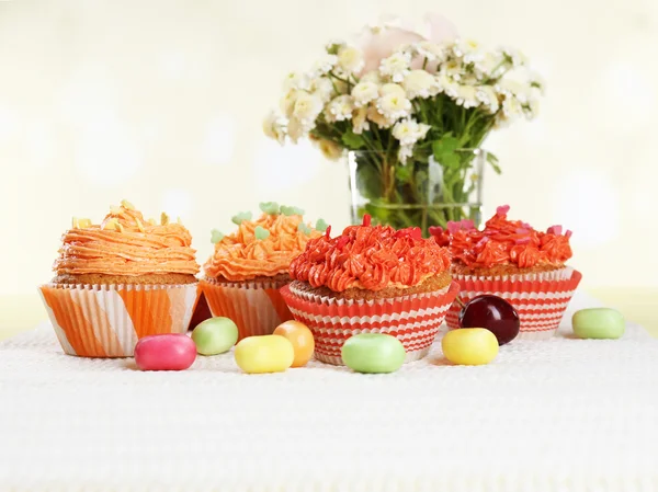 Sabrosos cupcakes en la mesa — Foto de Stock