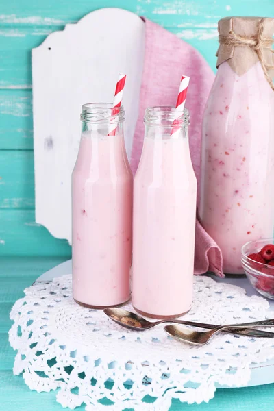 Botellas de licuado de frambuesa bebida —  Fotos de Stock