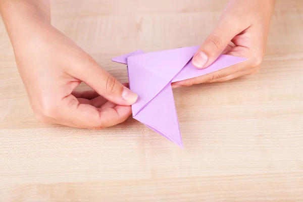 Mãos fazendo figura de origami — Fotografia de Stock