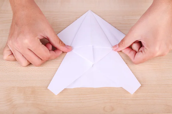 Руки делают фигурку оригами — стоковое фото