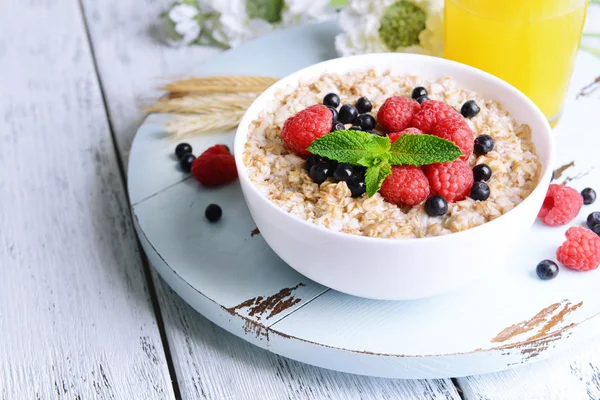 Farina d'avena saporita con bacche — Foto Stock