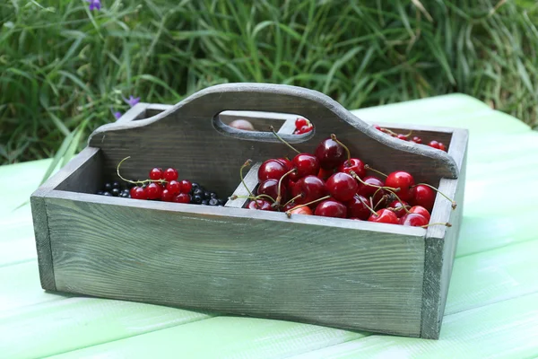 Свіжі ягоди в дерев'яній коробці — стокове фото