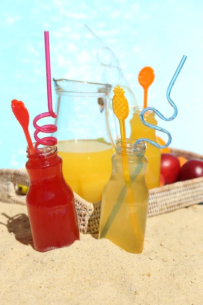 Cocktails on beach — Stock Photo, Image