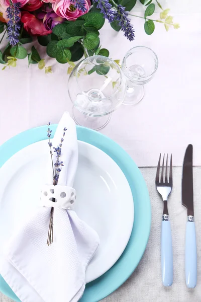 Tisch gedeckt mit Lavendelblüten — Stockfoto