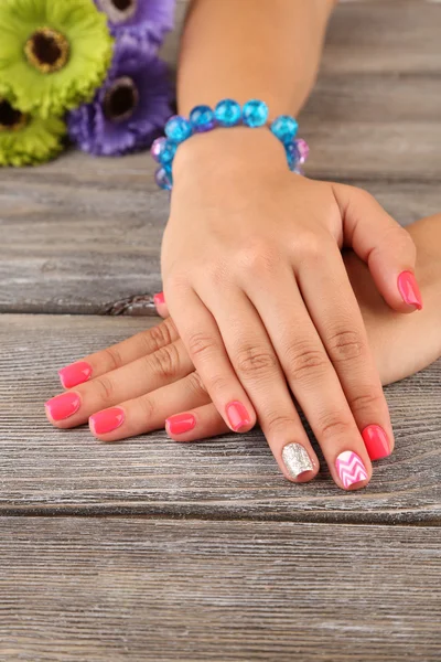 Mão feminina com unhas elegantes — Fotografia de Stock