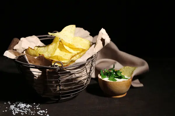 Patatas fritas en cesta de metal —  Fotos de Stock