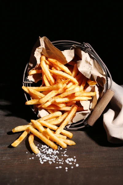 Papas fritas en cesta de metal — Foto de Stock