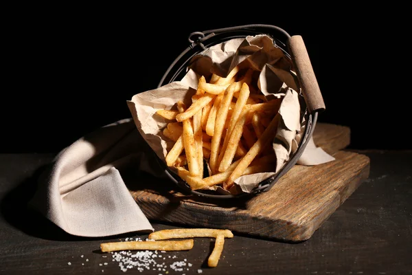 Pommes frites i metall korg — Stockfoto