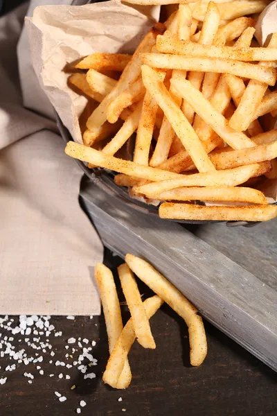 Pommes frites i metall korg — Stockfoto