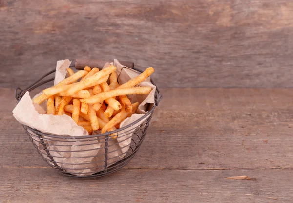 Pommes frites i metall korg — Stockfoto