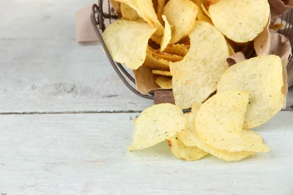 Patatas fritas en cesta de metal — Foto de Stock