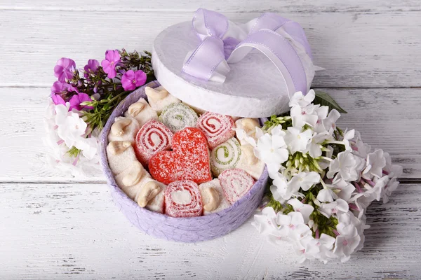 Caja con dulces y flores — Foto de Stock