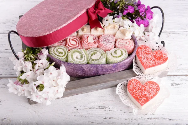 Коробка с конфетами и цветами — стоковое фото