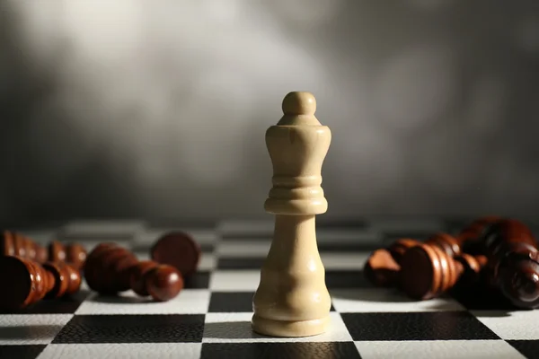 Échiquier avec pièces d'échecs — Photo