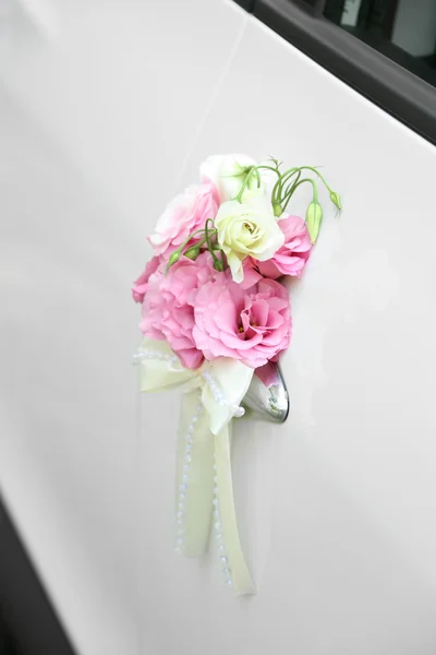 Svatební auto zdobené — Stock fotografie