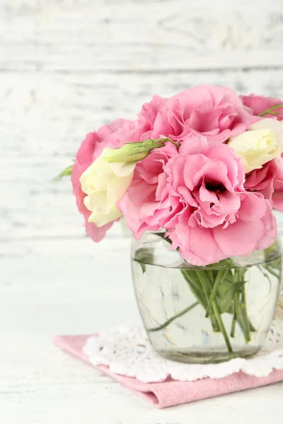 Eustoma bloemen in vaas — Stockfoto