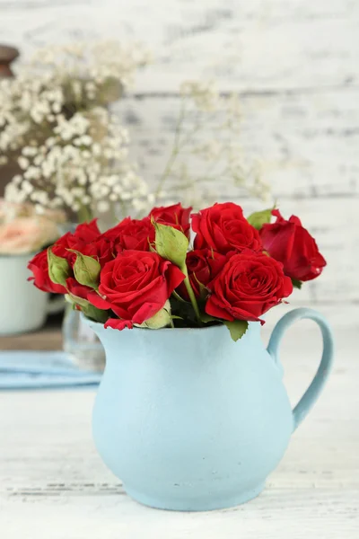 Flores de rosa en jarrones — Foto de Stock