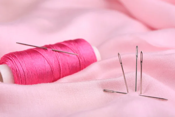 Needles and spool of thread — Stock Photo, Image