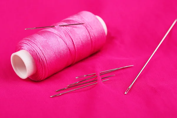 Needles and spool of thread — Stock Photo, Image