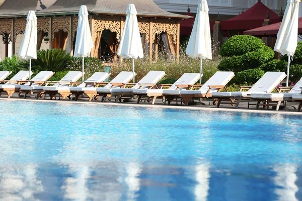 Lounge pool sunbeds n — Stock Photo, Image