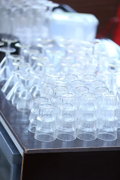 Стопки чистых стаканов — стоковое фото