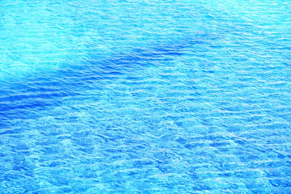Błękitna woda w basenie — Zdjęcie stockowe