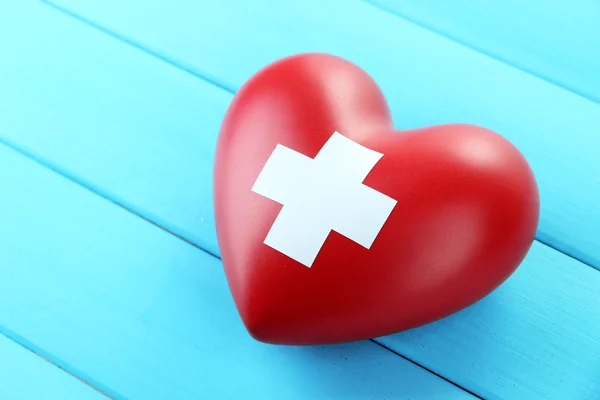 Červené srdce s kříž znamení — Stock fotografie