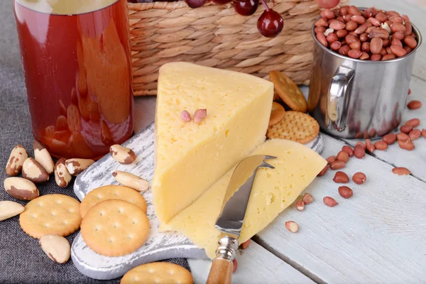 Wein, Käse und Cracker — Stockfoto