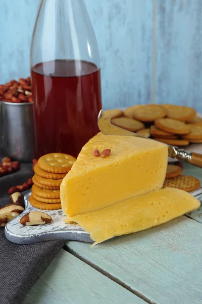 ワイン、チーズおよびクラッカー — ストック写真
