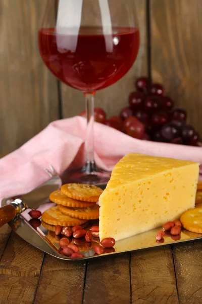 Wine, cheese and crackers — Stock Photo, Image