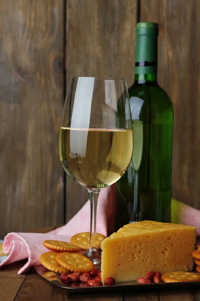 Vino, queso y galletas saladas — Foto de Stock