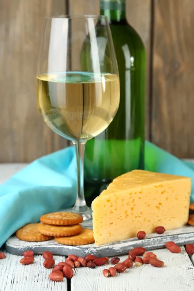 Vino, queso y galletas saladas — Foto de Stock