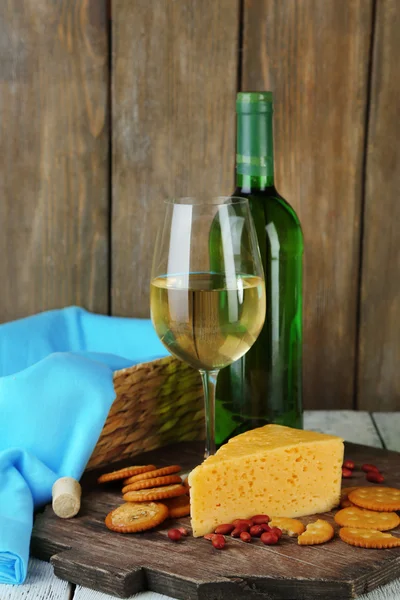 Vino, queso y galletas saladas — Foto de Stock