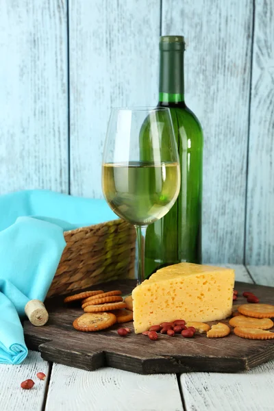 Wine, cheese and crackers — Stock Photo, Image