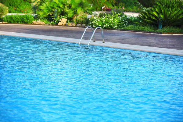 Agua azul en la piscina — Foto de Stock