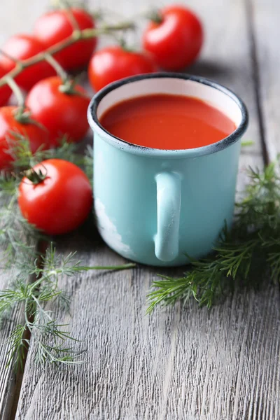 Sumo de tomate caseiro na caneca a cores — Fotografia de Stock