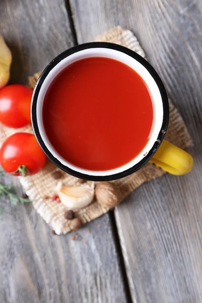 Hemgjord tomatsaft i färg mugg — Stockfoto