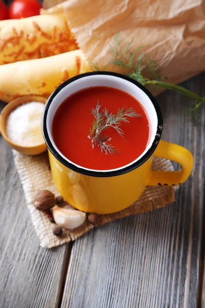 Zelfgemaakte tomatensap in kleur mok — Stockfoto