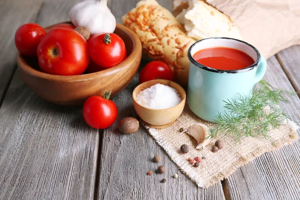 Zelfgemaakte tomatensap in kleur mok — Stockfoto