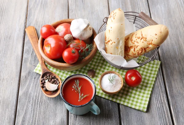 Hausgemachter Tomatensaft im Farbbecher — Stockfoto