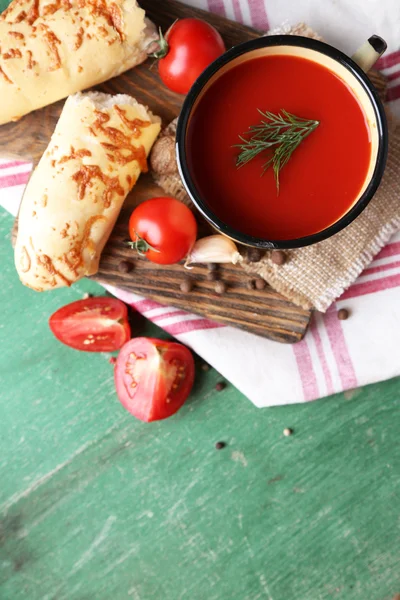 Homemade tomato juice in color mug — Stock Photo, Image