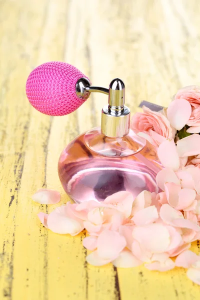 A szirmok parfümös üveg — Stock Fotó