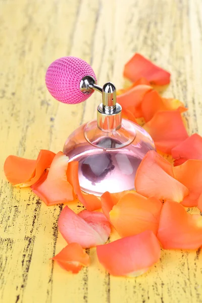 Perfume bottle with petals — Stock Photo, Image