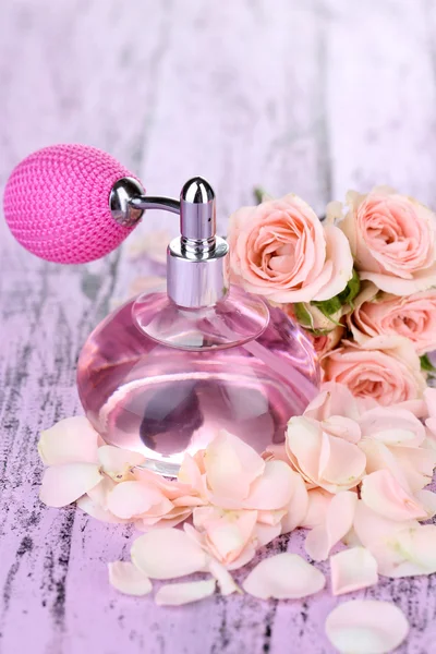 Perfume bottle with petals — Stock Photo, Image