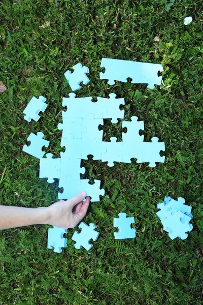 Hand holding puzzle piece — Stock Photo, Image