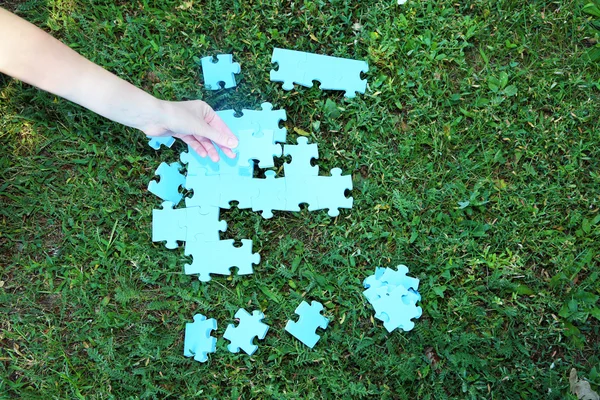 Hand holding puzzle piece — Stock Photo, Image