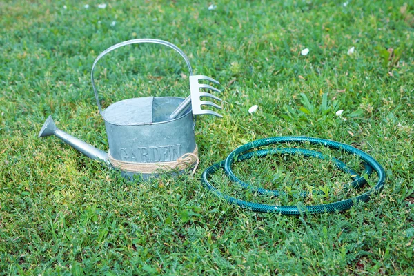 Садовые инструменты на зеленой траве — стоковое фото