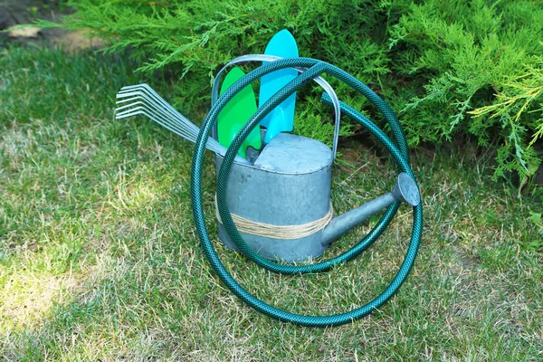 緑の芝生のガーデン ツール — ストック写真